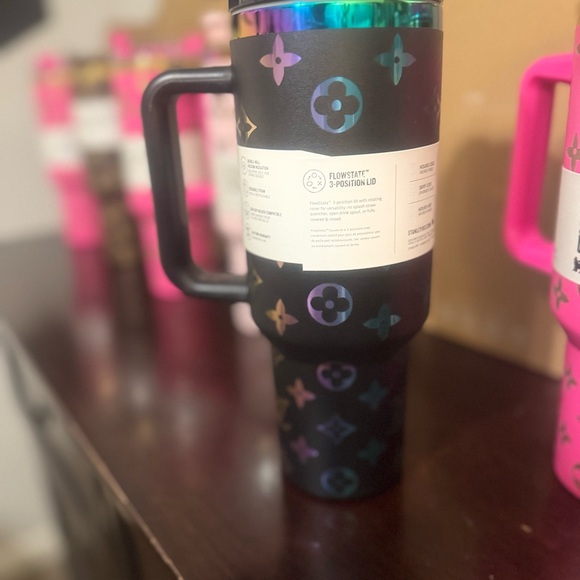 Stanley Quencher H2.0 Tumbler with Multicolor Design - Picture 4 of 5